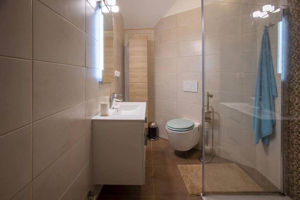 7 Bedroom Secluded Villa Close To Prague Říčany Exteriér fotografie
