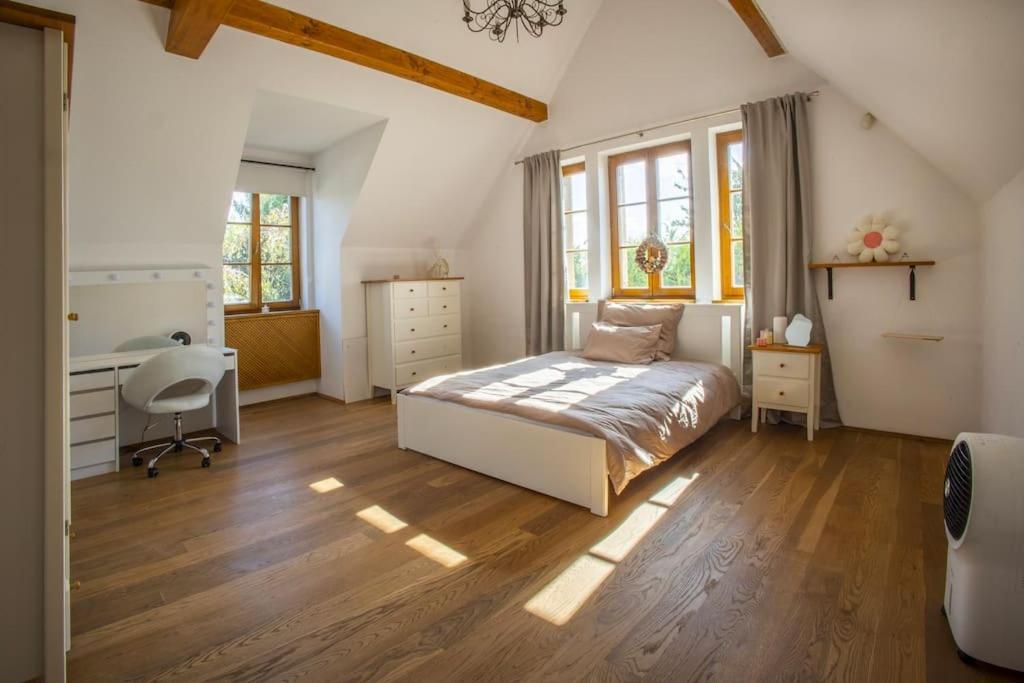 7 Bedroom Secluded Villa Close To Prague Říčany Exteriér fotografie