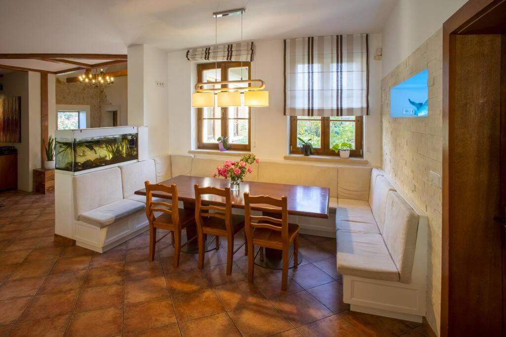 7 Bedroom Secluded Villa Close To Prague Říčany Exteriér fotografie
